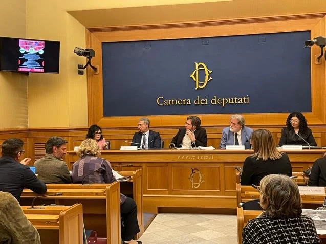Incontro alla Camera dei deputati con relatori e pubblico in sala.